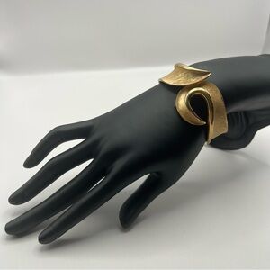 Spectacular Crown Trifari Vintage Gold Tone Swirl Clamper Bracelet MCM Size 5.75